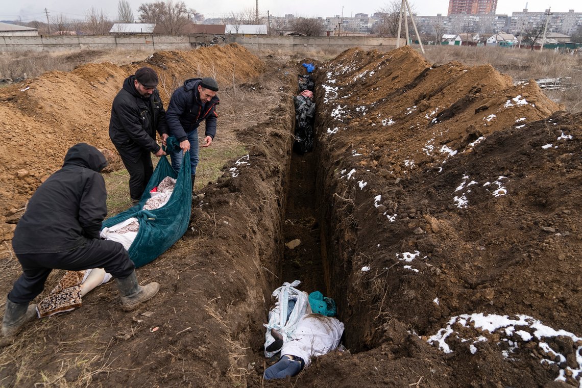 Krigens ofre begraves i en massegrav i utkanten av Mariupol. Nå hevder ukrainske myndigheter at tusenvis av ukrainere er bortført fra byen og ført mot sin vilje til russisk territorium. Foto: AP/ /Mstyslav Chernov/ NTB Krigens ofre begraves i en massegrav i utkanten av Mariupol. Nå hevder ukrainske myndigheter at tusenvis av ukrainere er bortført fra byen og ført mot sin vilje til russisk territorium. Foto: AP/ /Mstyslav Chernov/ NTB
