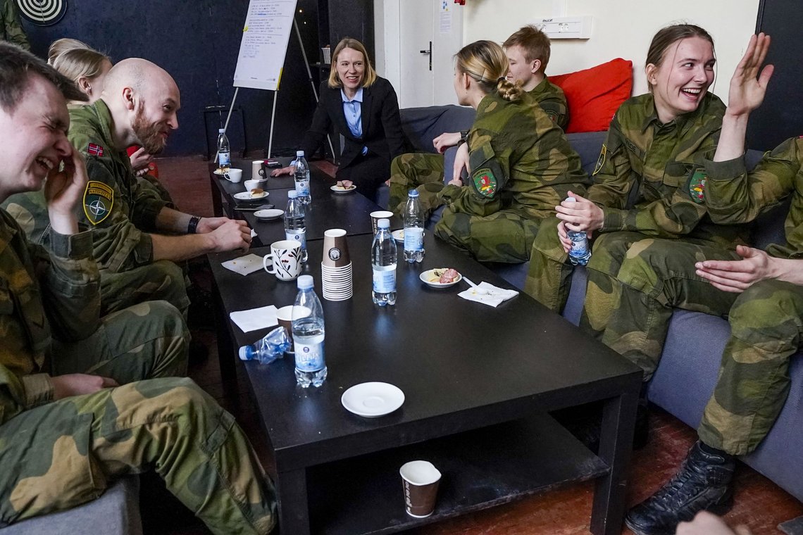 Rukla, Litauen 20220317.
Utenriksminister Anniken Huitfeldt besøker Rukla leir i Litauen hvor norske Nato soldater holder til. Temaet var blant annet usikkerheten og bekymrede pårørende til soldatene. Huitfeldt ba soldatene ringe mamma. Utenriksministeren beroliget torsdag med at det ikke er noe overhengende krigsfare i Litauen.
Foto: Lise Åserud / NTB Rukla, Litauen 20220317.
Utenriksminister Anniken Huitfeldt besøker Rukla leir i Litauen hvor norske Nato soldater holder til. Temaet var blant annet usikkerheten og bekymrede pårørende til soldatene. Huitfeldt ba soldatene ringe mamma. Utenriksministeren beroliget torsdag med at det ikke er noe overhengende krigsfare i Litauen.
Foto: Lise Åserud / NTB