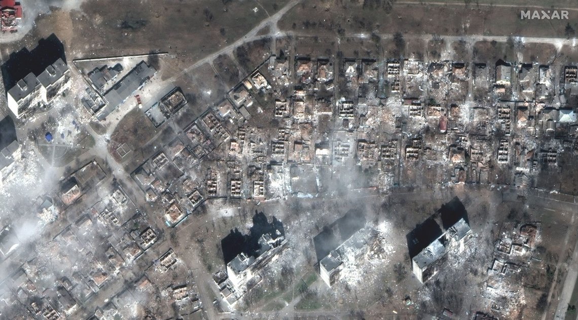 Et satellittbilde fra Maxar Technologies viser ødelagte boliger i Mariupol tirsdag. Foto: Maxar Technologies via AP / NTB Et satellittbilde fra Maxar Technologies viser ødelagte boliger i Mariupol tirsdag. Foto: Maxar Technologies via AP / NTB
