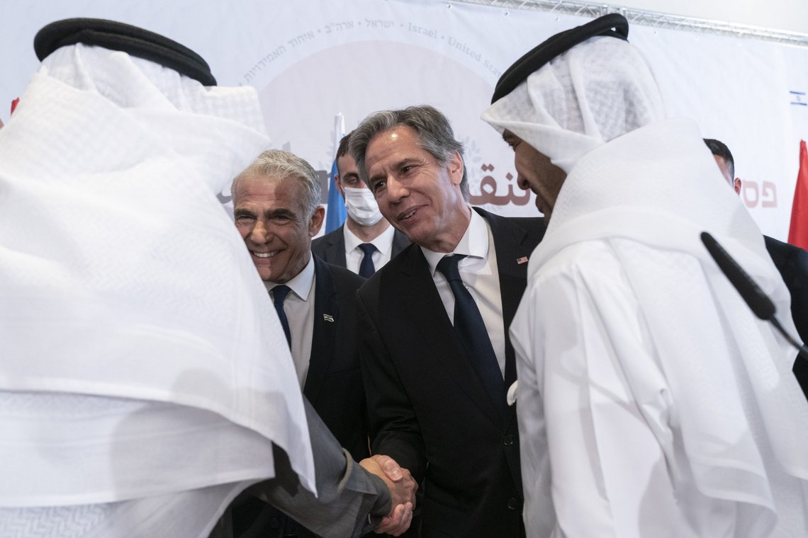 Etter toppmøtet håndhilser Israels utenriksminister Yair Lapid, midten til venstre, og USAs utenriksminister Antony Blinken, Bahrains utenriksminister Abdullatif bin Rashid al-Zayani, og Emiratenes utenriksminister Sheikh Abdullah bin Zayed. Foto: Jacquelyn Martin/AP/NTB Etter toppmøtet håndhilser Israels utenriksminister Yair Lapid, midten til venstre, og USAs utenriksminister Antony Blinken, Bahrains utenriksminister Abdullatif bin Rashid al-Zayani, og Emiratenes utenriksminister Sheikh Abdullah bin Zayed. Foto: Jacquelyn Martin/AP/NTB