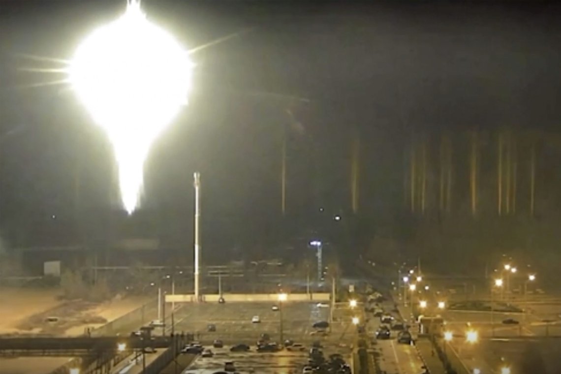 Stillbilder fra et kamera ved Zaporizjzja-kraftverket hvor det oppsto brann da russiske soldater fyrte av artilleriild natt til fredag. Foto: Zaporizjzja-kraftverket / AP / NTB Stillbilder fra et kamera ved Zaporizjzja-kraftverket hvor det oppsto brann da russiske soldater fyrte av artilleriild natt til fredag. Foto: Zaporizjzja-kraftverket / AP / NTB