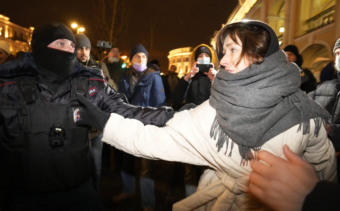 En politibetjent pågriper en kvinne under en demonstrasjon mot Russlands invasjon av Ukraina, 24. februar i Moskva. Arkivfoto: Dmitrij Lovetskij / AP / NTB En politibetjent pågriper en kvinne under en demonstrasjon mot Russlands invasjon av Ukraina, 24. februar i Moskva. Arkivfoto: Dmitrij Lovetskij / AP / NTB