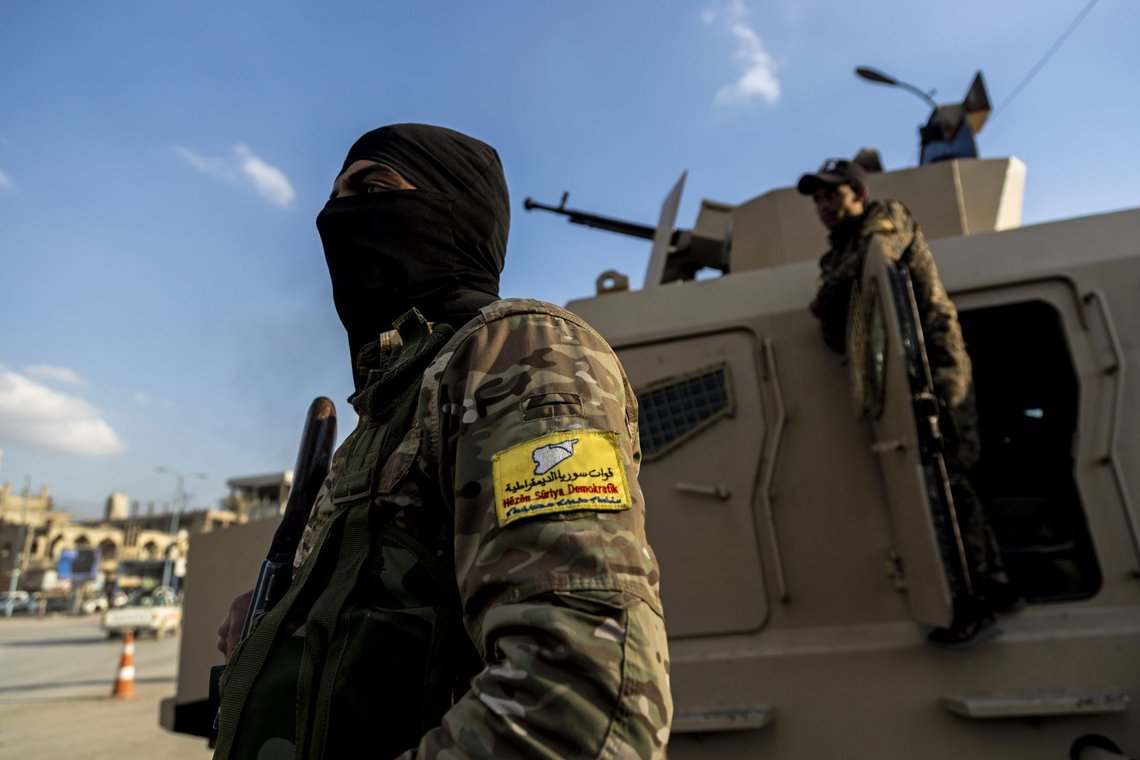 USA-støttede SDF-styrker holder vakt i Raqqa, som tidligere var kontrollert av IS. Foto: Baderkhan Ahmad / AP / NTB USA-støttede SDF-styrker holder vakt i Raqqa, som tidligere var kontrollert av IS. Foto: Baderkhan Ahmad / AP / NTB