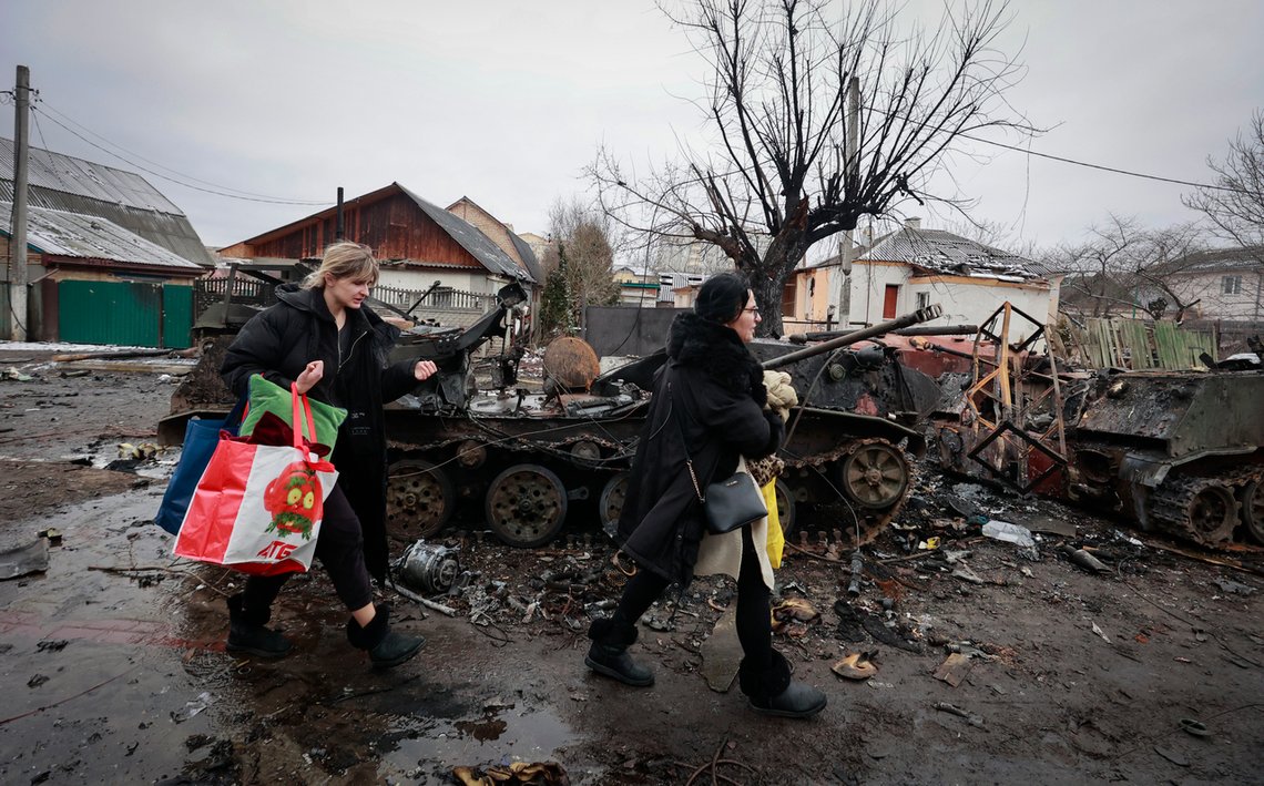 To kvinner passerer en sønderbombet russisk stridsvogn i Bucha, drøyt 30 kilometer nordvest for Kyiv. Foto: AP / NTB To kvinner passerer en sønderbombet russisk stridsvogn i Bucha, drøyt 30 kilometer nordvest for Kyiv. Foto: AP / NTB