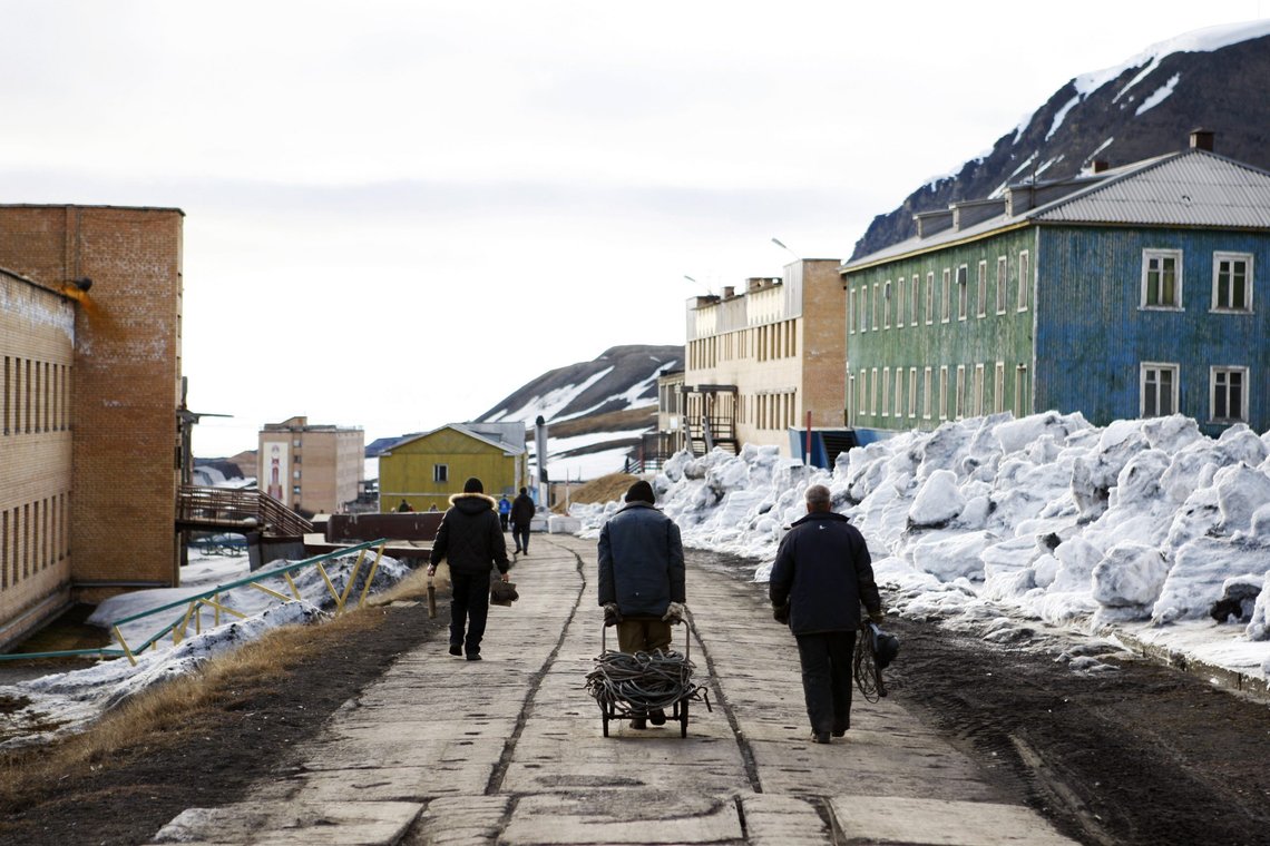 Reiselivsbedriftene på Svalbard bes om å ikke bruke russiske selskaper, som her i Barentsburg, som følge av krigen i Ukraina. Arkivfoto: Håkon Mosvold Larsen, NTB. Reiselivsbedriftene på Svalbard bes om å ikke bruke russiske selskaper, som her i Barentsburg, som følge av krigen i Ukraina. Arkivfoto: Håkon Mosvold Larsen, NTB.