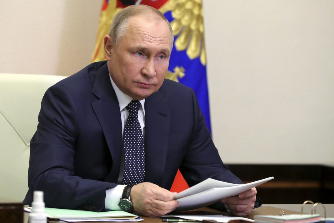 Den russiske presidenten Vladimir Putin sier at Vesten fra og med 1. april må åpne bankkontoer hos den russiske banken Gazprombank. Foto: Mikhail Klimentyev / Sputnik / Kreml / AP / NTB Den russiske presidenten Vladimir Putin sier at Vesten fra og med 1. april må åpne bankkontoer hos den russiske banken Gazprombank. Foto: Mikhail Klimentyev / Sputnik / Kreml / AP / NTB