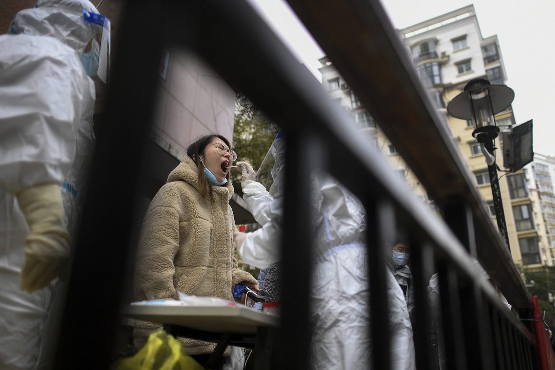 Kvinne testes i Wuhan, Kina. Illustrasjonsfoto: Chinatopix via AP/NTB Kvinne testes i Wuhan, Kina. Illustrasjonsfoto: Chinatopix via AP/NTB