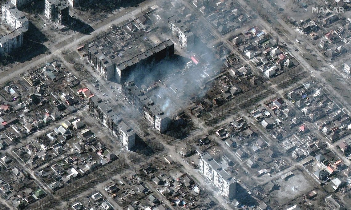 Satellittbilder viser ødelagte boligblokker som brenner i Mariupol torsdag denne uken. Foto: AP / NTB Satellittbilder viser ødelagte boligblokker som brenner i Mariupol torsdag denne uken. Foto: AP / NTB
