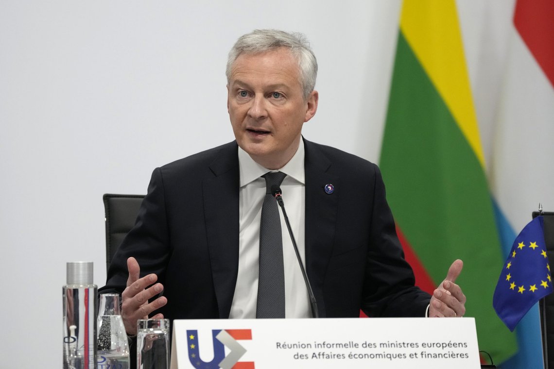 Frankrikes finansminister Bruno Le Maire varslet tirsdag «total økonomisk og finansiell krig mot Russland». Den tidligere russiske presidenten Dmitrij Medvedev svarte med en advarsel om at økonomiske kriger kan utløse virkelige kriger. Foto: François Mori, AP / NTB. Frankrikes finansminister Bruno Le Maire varslet tirsdag «total økonomisk og finansiell krig mot Russland». Den tidligere russiske presidenten Dmitrij Medvedev svarte med en advarsel om at økonomiske kriger kan utløse virkelige kriger. Foto: François Mori, AP / NTB.