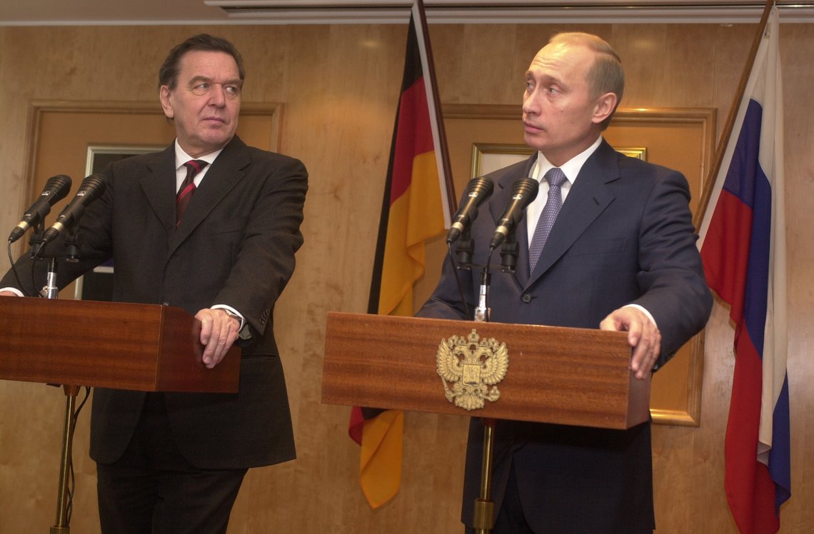 Den gang Tyskland og Russland hadde felles drømmer om å bygge verden med russisk gass gjennom rørledningene Nord Stream 1 og 2. Nå er drømmen knust, noe tyske, europeiske forbrukere vil betale dyrt for. Den originale billedtittelen ser du her:
OSLO 20021112: Russlands president Vladimir Putin på et kort offisielt besøk i Norge. Forbundskansler Gerhard Schröder (t.v.) og president Vladimir Putin møttes tirsdag morgen. Etter samtalene hadde de en felles pressekonferanse. Foto: Cornelius Poppe / NTB / POOL Den gang Tyskland og Russland hadde felles drømmer om å bygge verden med russisk gass gjennom rørledningene Nord Stream 1 og 2. Nå er drømmen knust, noe tyske, europeiske forbrukere vil betale dyrt for. Den originale billedtittelen ser du her:
OSLO 20021112: Russlands president Vladimir Putin på et kort offisielt besøk i Norge. Forbundskansler Gerhard Schröder (t.v.) og president Vladimir Putin møttes tirsdag morgen. Etter samtalene hadde de en felles pressekonferanse. Foto: Cornelius Poppe / NTB / POOL