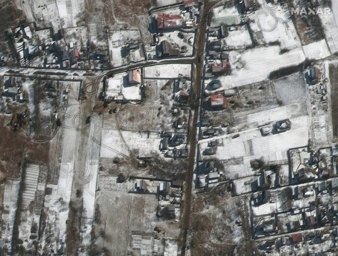 Russiske militærkjøretøy står i Ozera nordøst for Antonov-flyplassen utenfor Ukrainas hovedstad Kyiv, ifølge satellittbilder som ble tatt torsdag. Foto: Maxar Technologies via AP / NTB Russiske militærkjøretøy står i Ozera nordøst for Antonov-flyplassen utenfor Ukrainas hovedstad Kyiv, ifølge satellittbilder som ble tatt torsdag. Foto: Maxar Technologies via AP / NTB