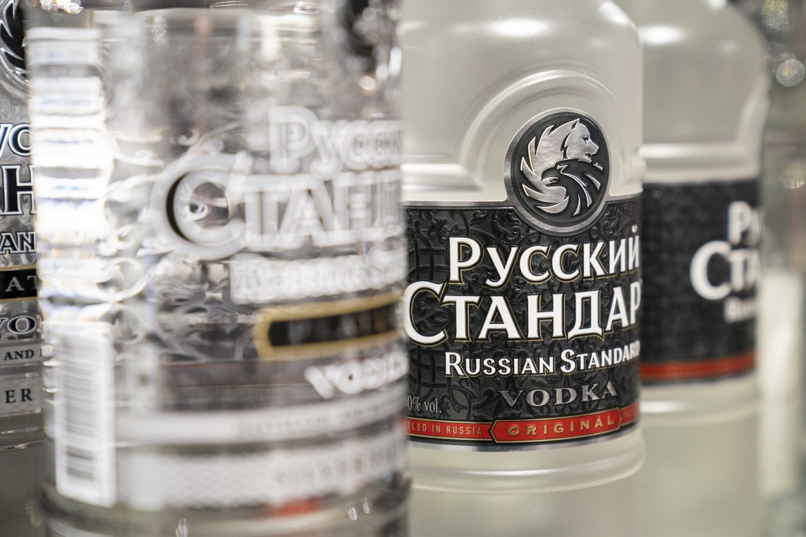 Vinmonopolets salg av russisk vodka og andre russiske produkter er stanset på ubestemt tid. Foto: Torstein Bøe / NTB Vinmonopolets salg av russisk vodka og andre russiske produkter er stanset på ubestemt tid. Foto: Torstein Bøe / NTB