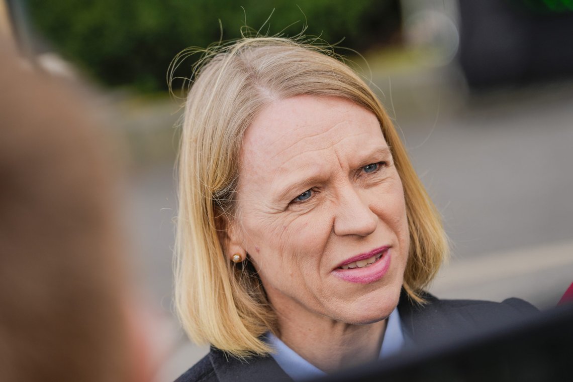 Utenriksminister Anniken Huitfeldt (Ap) mener at Norge ikke blir en aktiv part i krigen mellom Russland og Ukraina ved å sende våpen til Ukraina. Hun utelukker ikke at Norge vil bidra med flere våpen. Foto: Heiko Junge / NTB Utenriksminister Anniken Huitfeldt (Ap) mener at Norge ikke blir en aktiv part i krigen mellom Russland og Ukraina ved å sende våpen til Ukraina. Hun utelukker ikke at Norge vil bidra med flere våpen. Foto: Heiko Junge / NTB