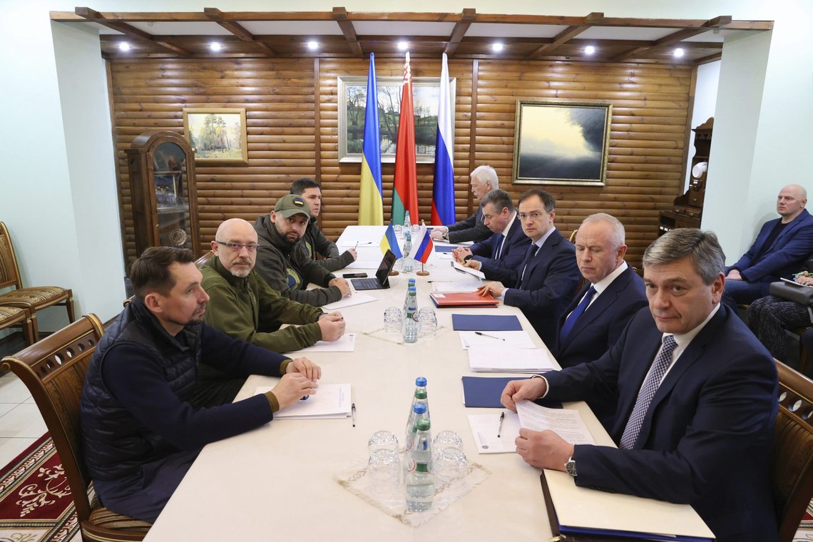 Ukrainske og russiske forhandlere skal møtes i Tyrkia mandag, opplyser den ukrainske forhandleren Davyd Arakhamia (med caps, nummer tre fra venstre i bildet). Bildet er tatt under forhandlingene på grensen mellom Ukraina og Hviterussland 7. mars. Foto: Maxim Guchek / AP / NTB Ukrainske og russiske forhandlere skal møtes i Tyrkia mandag, opplyser den ukrainske forhandleren Davyd Arakhamia (med caps, nummer tre fra venstre i bildet). Bildet er tatt under forhandlingene på grensen mellom Ukraina og Hviterussland 7. mars. Foto: Maxim Guchek / AP / NTB