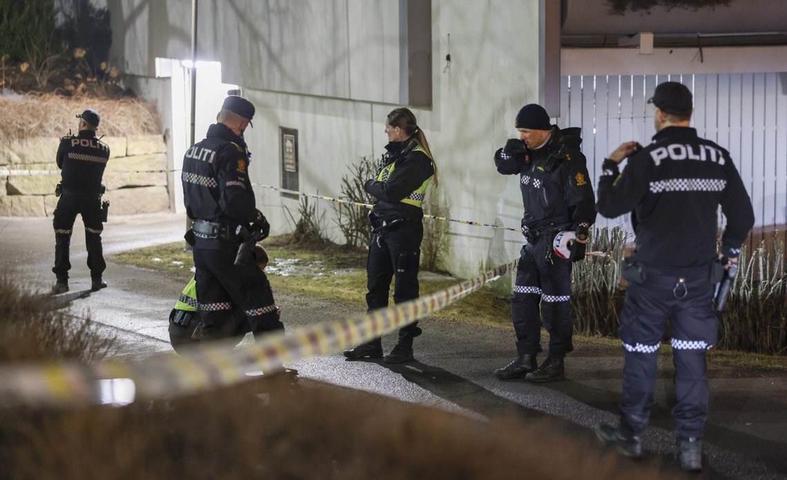 Politiet leter etter gjerningsperson etter at to menn ble stukket med en spiss gjenstand på Stovner i Oslo. Foto: Ørn Borgen / NTB Politiet leter etter gjerningsperson etter at to menn ble stukket med en spiss gjenstand på Stovner i Oslo. Foto: Ørn Borgen / NTB