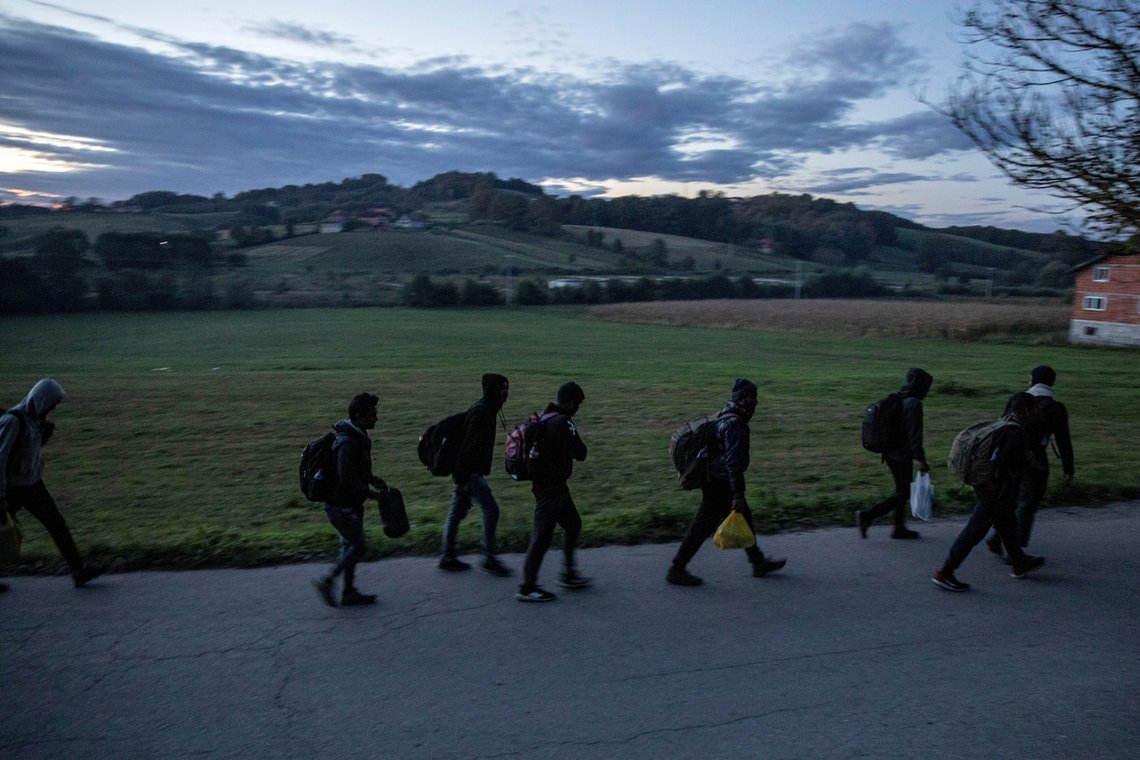 Migranter på vei gjennom Bosnia mot grensen til Kroatia. Der blir de fleste stanset av kroatisk politi. Foto: REUTERS/ Marko Djurica/ NTB Migranter på vei gjennom Bosnia mot grensen til Kroatia. Der blir de fleste stanset av kroatisk politi. Foto: REUTERS/ Marko Djurica/ NTB