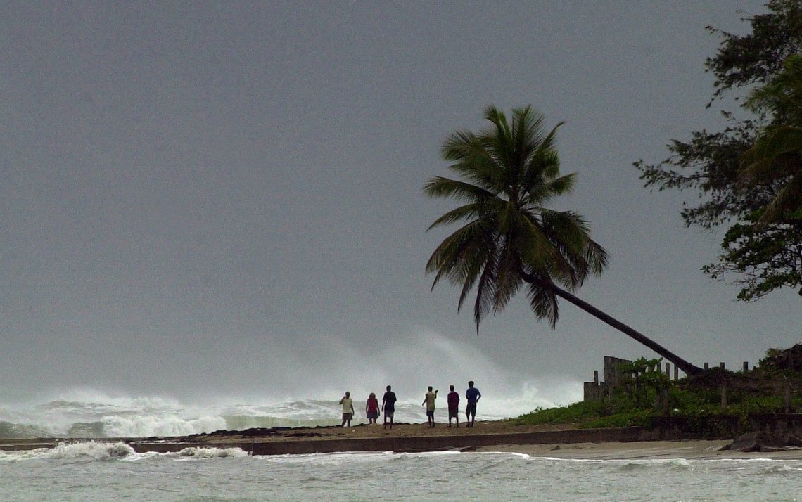 Turister i Den dominikanske republikk i en annen, mer avslappet tid. Tourists watch the wind and waves in Cabarete, the Dominican Republic, Wednesday, Aug.23, 2000. Little effects of nearby Hurricane Debby were felt along the Dominican Republic's northern central coast this morning, but the area remained under a hurricane warning status as the hurricane passed to the north. (AP Photo/Gregory Bull/NTB Turister i Den dominikanske republikk i en annen, mer avslappet tid. Tourists watch the wind and waves in Cabarete, the Dominican Republic, Wednesday, Aug.23, 2000. Little effects of nearby Hurricane Debby were felt along the Dominican Republic's northern central coast this morning, but the area remained under a hurricane warning status as the hurricane passed to the north. (AP Photo/Gregory Bull/NTB