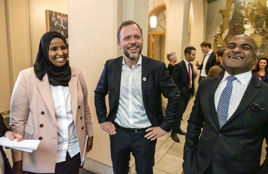 Oslo 20211001.
Fredag klokka 13 samles de nyvalgte representantene i stortingssalen for første gang for formell sammentreding og navneopprop. Audun Lysbakken og Marian Hussein i lystig samtale med NRKs kommentator Lars Nehru Sand og flere journalister.
Foto: Ole Berg-Rusten / NTB Oslo 20211001.
Fredag klokka 13 samles de nyvalgte representantene i stortingssalen for første gang for formell sammentreding og navneopprop. Audun Lysbakken og Marian Hussein i lystig samtale med NRKs kommentator Lars Nehru Sand og flere journalister.
Foto: Ole Berg-Rusten / NTB