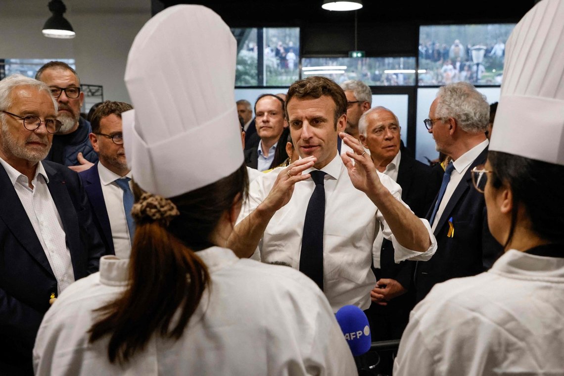 Frankrikes president besøkte konditorelever ved Cuisine Mode d'emploi(s) i Dijon, Burgund. Han forsøker nå å framstille seg selv som en mann av folket som kan samle nasjonen. Foto: Ludovic MARIN/ AFP/ NTB Frankrikes president besøkte konditorelever ved Cuisine Mode d'emploi(s) i Dijon, Burgund. Han forsøker nå å framstille seg selv som en mann av folket som kan samle nasjonen. Foto: Ludovic MARIN/ AFP/ NTB