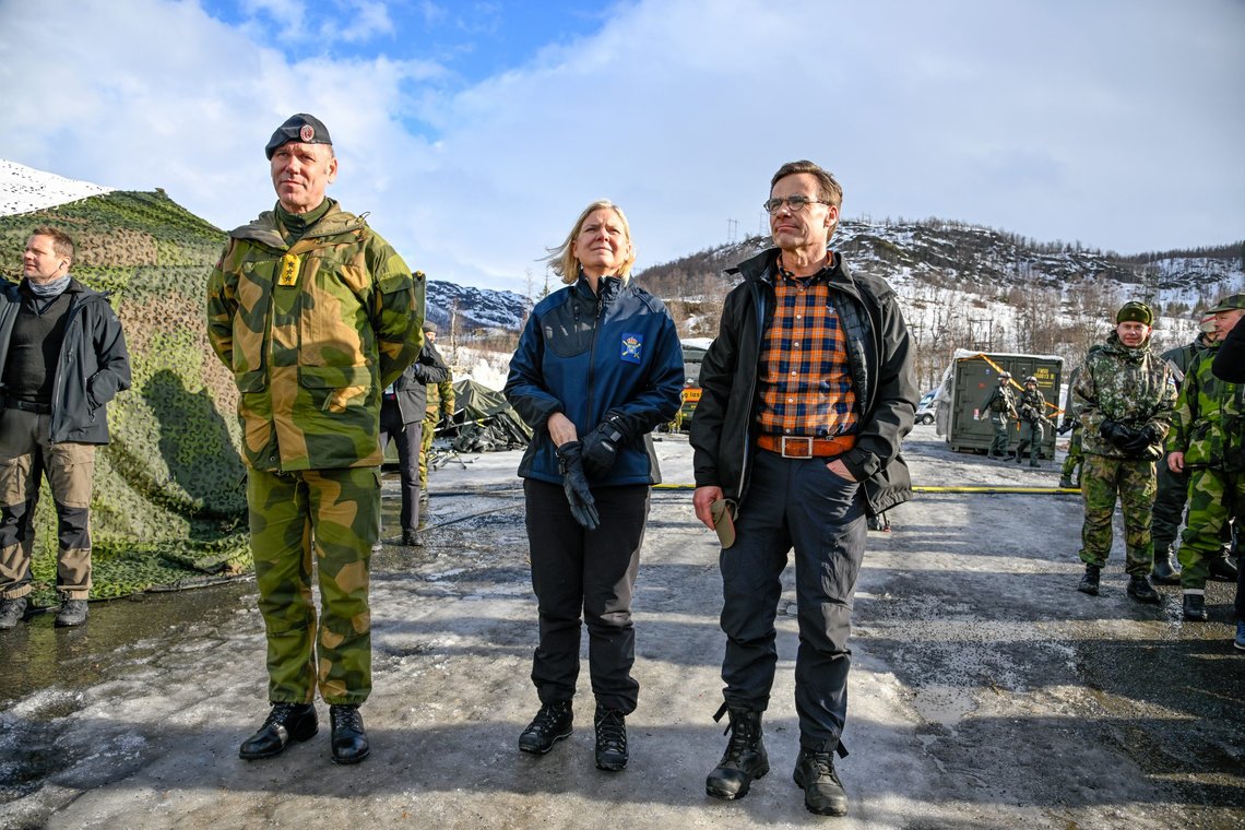 Sveriges statsminister Magdalena Andersson (i midten) og opposisjonsleder Ulf Kristersson (t.h.) besøkte sammen Nato-øvelsen Cold Response i Narvik denne uka. Kristersson ønsker at Sverige umiddelbart melder seg inn i Nato, mens Andersson er mer avventende. Foto: Anders Wiklund, TT / NTB. Sveriges statsminister Magdalena Andersson (i midten) og opposisjonsleder Ulf Kristersson (t.h.) besøkte sammen Nato-øvelsen Cold Response i Narvik denne uka. Kristersson ønsker at Sverige umiddelbart melder seg inn i Nato, mens Andersson er mer avventende. Foto: Anders Wiklund, TT / NTB.