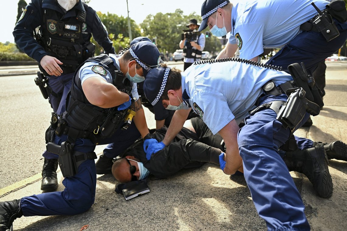 Det har vært omfattende demonstrasjoner mot nedstengningen av New Zealand. Protestantene er blitt møtt av et uventet brutalt politikorps. Foto: Steven Saphore/AAP Image via AP/NTB Det har vært omfattende demonstrasjoner mot nedstengningen av New Zealand. Protestantene er blitt møtt av et uventet brutalt politikorps. Foto: Steven Saphore/AAP Image via AP/NTB