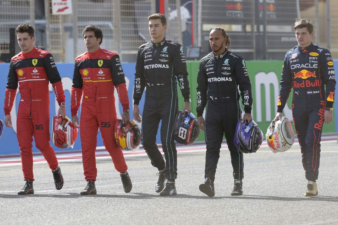 Charles Leclerc og Carlos Sainz Jr (Ferrari), George Russell og Lewis Hamilton (Mercedes) og Red Bull's regjerende verdensmester Max Verstappen. Foto: Mazen Mahdi / AFP / NTB Charles Leclerc og Carlos Sainz Jr (Ferrari), George Russell og Lewis Hamilton (Mercedes) og Red Bull's regjerende verdensmester Max Verstappen. Foto: Mazen Mahdi / AFP / NTB