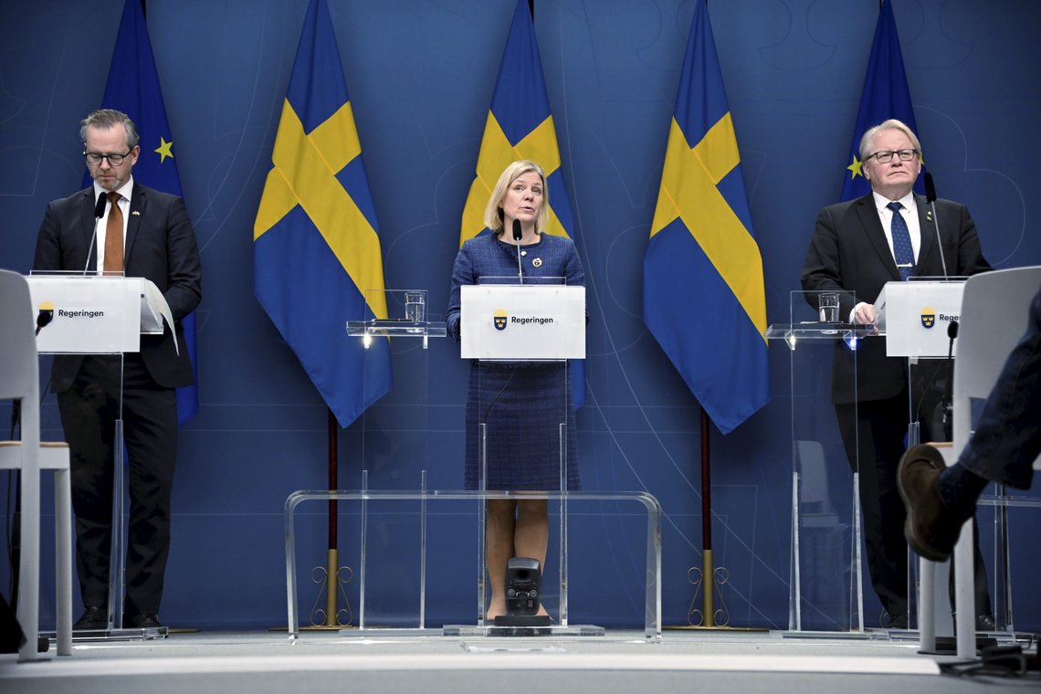 Finansminister Mikael, statsminister Magdalena Andersson og forsvarsminister Peter Hultqvist under torsdagens pressekonferanse i Rosenbad. Foto: Anders Wiklund / TT / NTB Finansminister Mikael, statsminister Magdalena Andersson og forsvarsminister Peter Hultqvist under torsdagens pressekonferanse i Rosenbad. Foto: Anders Wiklund / TT / NTB