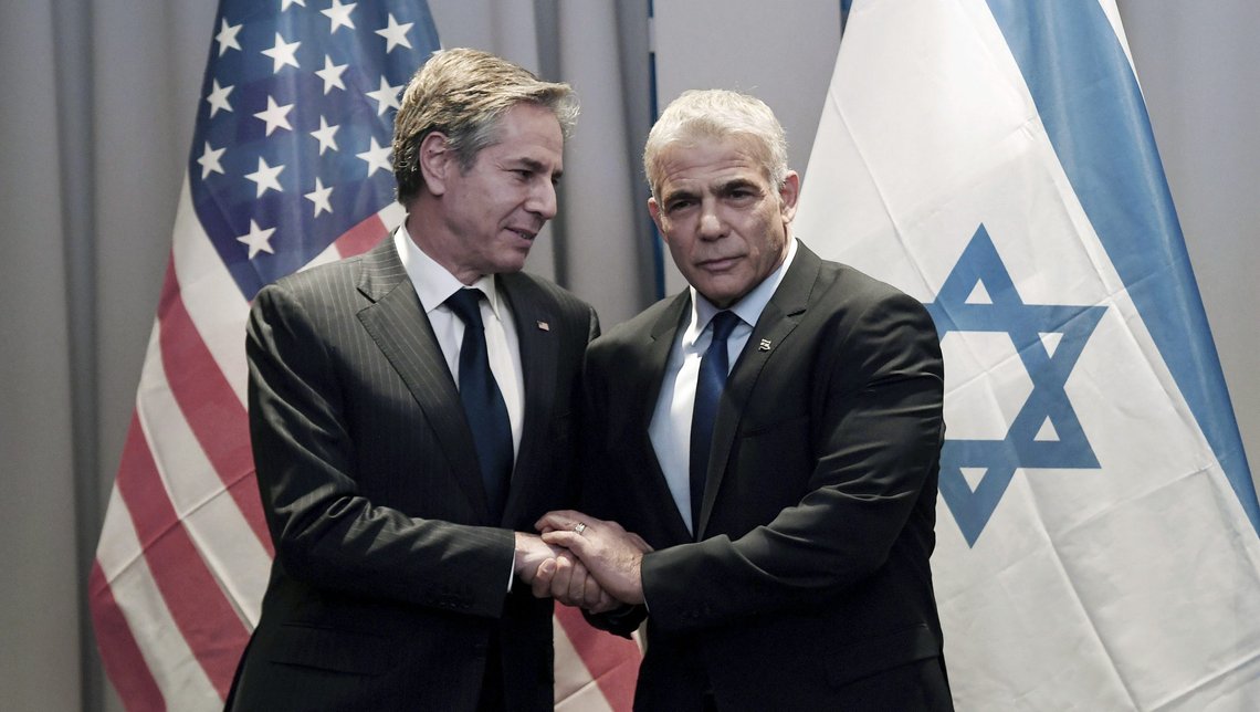 Israels utenriksminister Yair Lapid (t.h.) har invitert USAs utenriksminister Antony Blinken (t.v.) og utenriksministrene i De forente arabiske emirater, Bahrain og Marokko til «toppmøte». Foto: AP / NTB Israels utenriksminister Yair Lapid (t.h.) har invitert USAs utenriksminister Antony Blinken (t.v.) og utenriksministrene i De forente arabiske emirater, Bahrain og Marokko til «toppmøte». Foto: AP / NTB