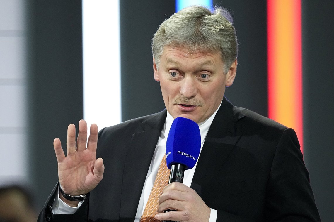 FILE - Kremlin spokesman Dmitry Peskov speaks to journalists in Moscow, Russia, on Dec. 23, 2021. The Kremlin says there was no breakthrough in the latest round of talks with Ukraine. Kremlin spokesman Dmitry Peskov said Wednesday it was a “positive factor” that Ukraine submitted its written proposals, but added that “we can’t say there has been something promising or any breakthroughs.” He emphasized in a call with reporters that there is still a lot of work ahead following Tuesday’s talks in Istanbul. (AP Photo) FILE - Kremlin spokesman Dmitry Peskov speaks to journalists in Moscow, Russia, on Dec. 23, 2021. The Kremlin says there was no breakthrough in the latest round of talks with Ukraine. Kremlin spokesman Dmitry Peskov said Wednesday it was a “positive factor” that Ukraine submitted its written proposals, but added that “we can’t say there has been something promising or any breakthroughs.” He emphasized in a call with reporters that there is still a lot of work ahead following Tuesday’s talks in Istanbul. (AP Photo)