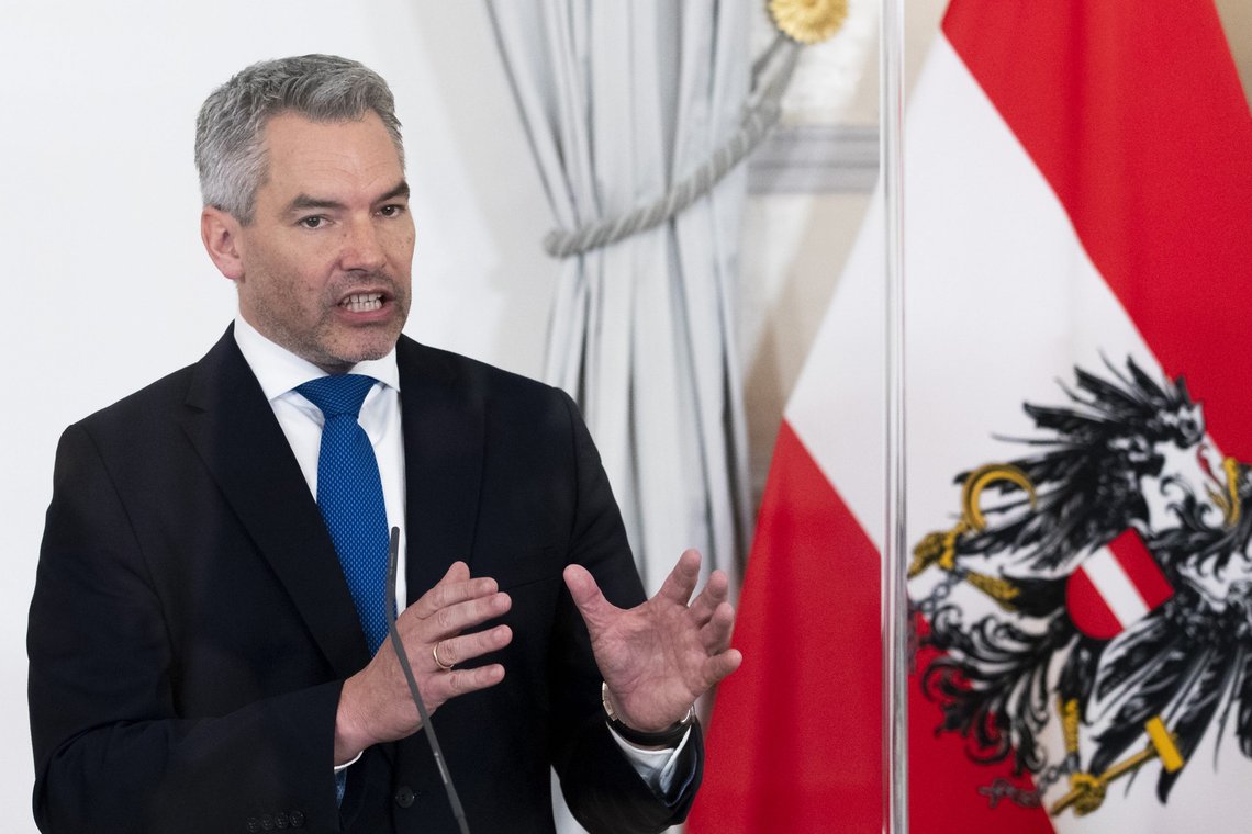 Østerrikes statsminister Karl Nehammer og hans regjering innførte tvangsvaksinering tidligere i vinter. Nå har regjeringen snudd, og dropper vaksinepåbud for voksne. Foto: AP Photo/Lisa Leutner/NTB Østerrikes statsminister Karl Nehammer og hans regjering innførte tvangsvaksinering tidligere i vinter. Nå har regjeringen snudd, og dropper vaksinepåbud for voksne. Foto: AP Photo/Lisa Leutner/NTB