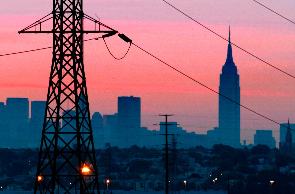 Et Europa i en selvforskyldt energikrise vil sannsynligvis kunne gå i svart, slik det skjedde fredag 15. august 2003, da New York fikk en ny blackout. Den var ikke så ille som den som rammet byen i juli 1977, da byen i to dager ble herjet av gjenger som stjal og ødela for millioner av dollar. Her sees Empire State Building Towers over skyline av et mørklagt New York, like før daggry. Foto: George Widman / AP / NTB Et Europa i en selvforskyldt energikrise vil sannsynligvis kunne gå i svart, slik det skjedde fredag 15. august 2003, da New York fikk en ny blackout. Den var ikke så ille som den som rammet byen i juli 1977, da byen i to dager ble herjet av gjenger som stjal og ødela for millioner av dollar. Her sees Empire State Building Towers over skyline av et mørklagt New York, like før daggry. Foto: George Widman / AP / NTB