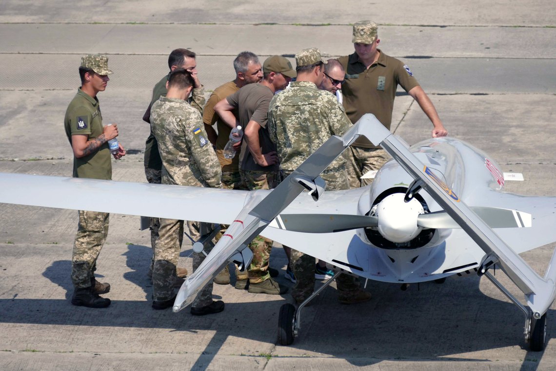 Ukrainske styrker hadde god trening i bruken av droner av typen Bayraktar TB2 da russerne invaderte. Her fra øvelsen «Exercise Sea Breeze» i juni 2021, på flyplassen utenfor Mykolaiv. Foto: Ukrinform/ Shutterstock/ NTB Ukrainske styrker hadde god trening i bruken av droner av typen Bayraktar TB2 da russerne invaderte. Her fra øvelsen «Exercise Sea Breeze» i juni 2021, på flyplassen utenfor Mykolaiv. Foto: Ukrinform/ Shutterstock/ NTB