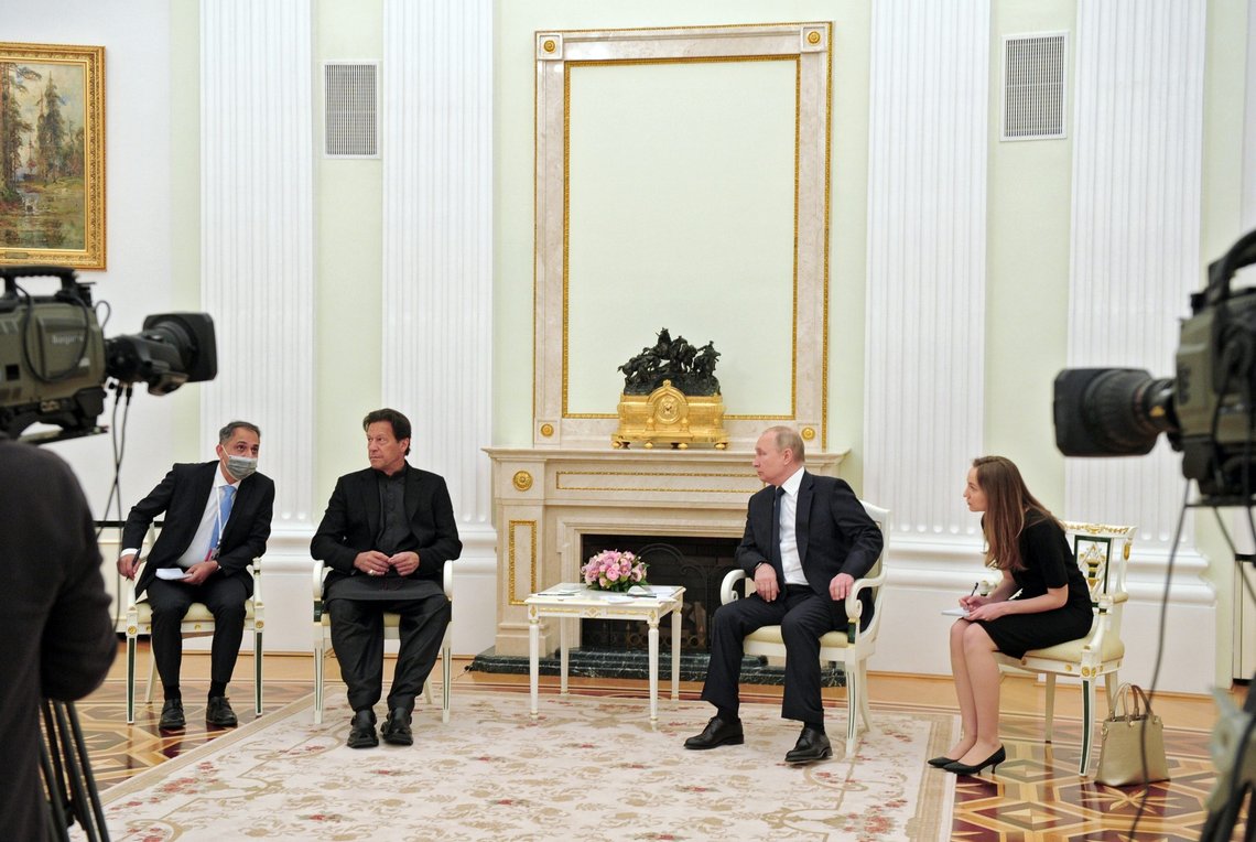Samme dag som president Vladimir Putin sendte russiske styrker inn i Ukraina, fikk han besøk av Pakistans statsminister Imran Khan i Kreml. Foto: Mikhail Klimentyev, Sputnik / AP / NTB. Samme dag som president Vladimir Putin sendte russiske styrker inn i Ukraina, fikk han besøk av Pakistans statsminister Imran Khan i Kreml. Foto: Mikhail Klimentyev, Sputnik / AP / NTB.