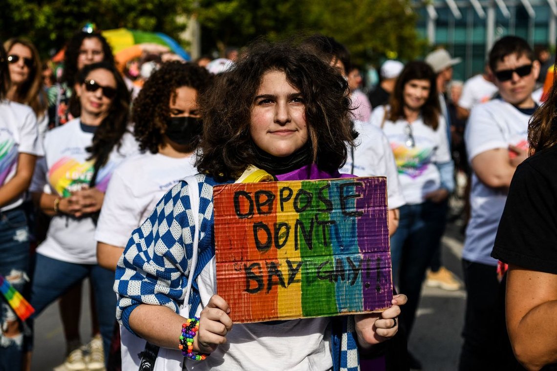 Demonstrasjon mot en ny lov i Florida, under fanen «Say Gay Anyway». Foto: CHANDAN KHANNA/ AFP/ NTB Demonstrasjon mot en ny lov i Florida, under fanen «Say Gay Anyway». Foto: CHANDAN KHANNA/ AFP/ NTB
