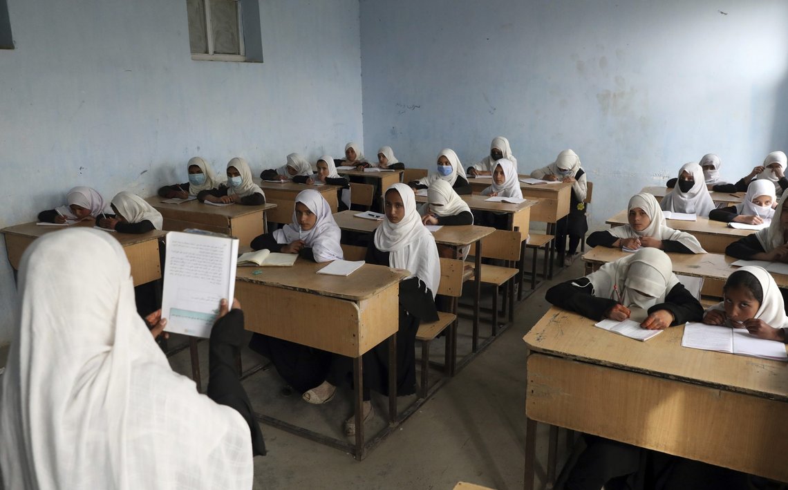 Dette bildet ble sendt ut før jentene skulle begynne. Det er ikke noe bilde av at de ble sendt hjem: FILE - Afghan girls students attend school classes in a primary school in Kabul, Afghanistan, Saturday, March 27, 2021. Schools for all students will open this week, Afghanistan's Taliban-run Education Ministry announced Monday, March 21, 2022 the clearest sign yet that girls will be back in school. Girls have been denied education beyond Grade 6 since the Taliban swept back to power in August 2021. (AP Photo/Rahmat Gul, File) Dette bildet ble sendt ut før jentene skulle begynne. Det er ikke noe bilde av at de ble sendt hjem: FILE - Afghan girls students attend school classes in a primary school in Kabul, Afghanistan, Saturday, March 27, 2021. Schools for all students will open this week, Afghanistan's Taliban-run Education Ministry announced Monday, March 21, 2022 the clearest sign yet that girls will be back in school. Girls have been denied education beyond Grade 6 since the Taliban swept back to power in August 2021. (AP Photo/Rahmat Gul, File)