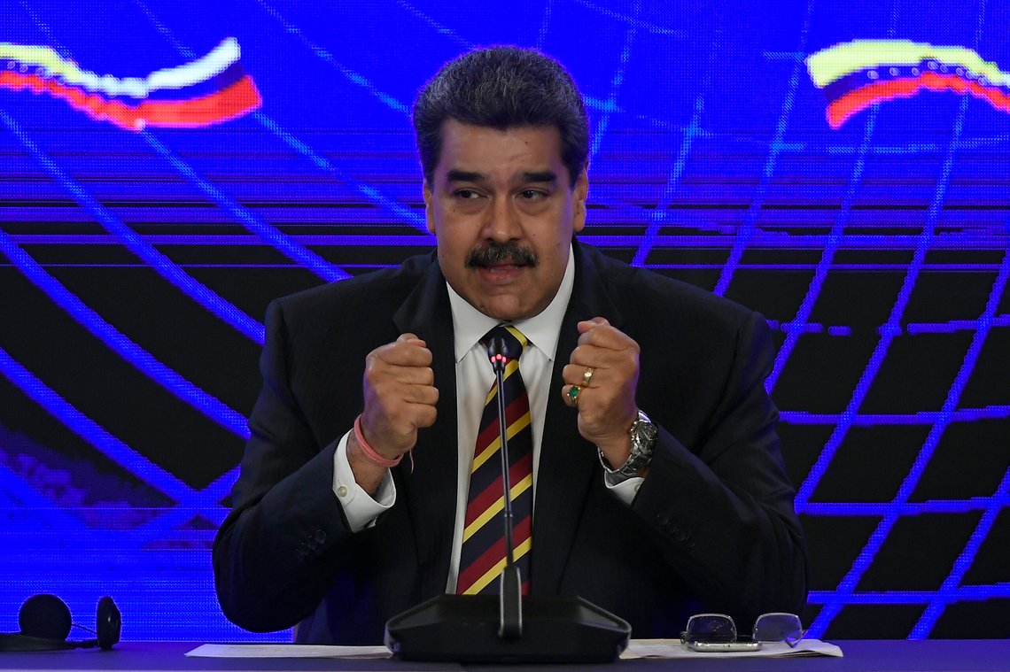 USA brøt all kontakt med Venezuelas president Nicolás Maduro i 2019, men er nå i dialog om kjøp av olje fra landet. Det til tross for at Maduro har uttrykt varm støtte til president Vladimir Putin etter den russiske invasjonen av Ukraina. Foto: AP / NTB USA brøt all kontakt med Venezuelas president Nicolás Maduro i 2019, men er nå i dialog om kjøp av olje fra landet. Det til tross for at Maduro har uttrykt varm støtte til president Vladimir Putin etter den russiske invasjonen av Ukraina. Foto: AP / NTB