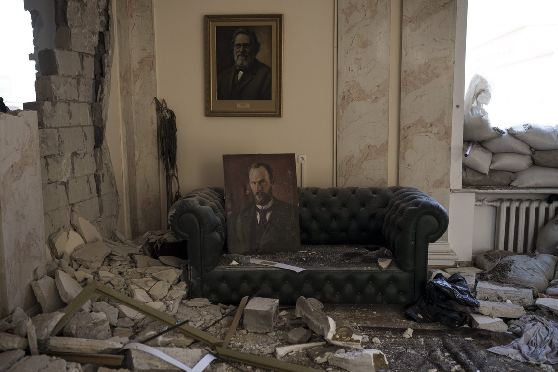 Innsiden av en bygning etter ødeleggelsene i Kharkiv, Ukraina, tidligere denne måneden. Foto: Felipe Dana / AP Photo / NTB Innsiden av en bygning etter ødeleggelsene i Kharkiv, Ukraina, tidligere denne måneden. Foto: Felipe Dana / AP Photo / NTB