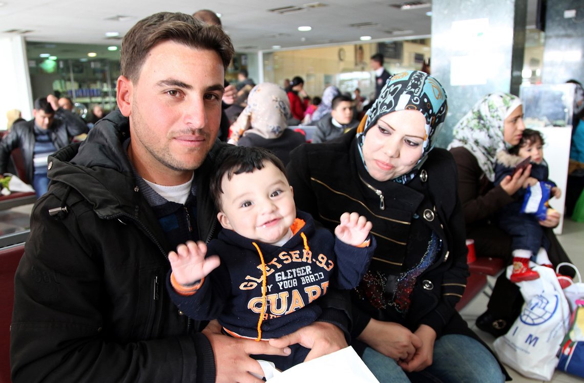 Syrisk familie på flyplassen i Amman, Jordan, hvor de venter på fly til Canada. Foto: Sam McNeil/AP/NTB Syrisk familie på flyplassen i Amman, Jordan, hvor de venter på fly til Canada. Foto: Sam McNeil/AP/NTB