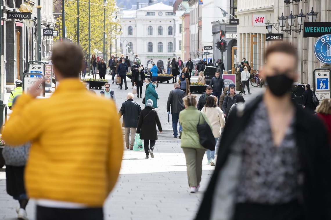 Karl Johans gate etter gjenåpningen i mai i fjor. Etter gjenåpningen og vaksinasjonsbølgene gikk Norge inn i et halvår med skyhøyt sykefravær. Foto: Berit Roald / NTB Karl Johans gate etter gjenåpningen i mai i fjor. Etter gjenåpningen og vaksinasjonsbølgene gikk Norge inn i et halvår med skyhøyt sykefravær. Foto: Berit Roald / NTB