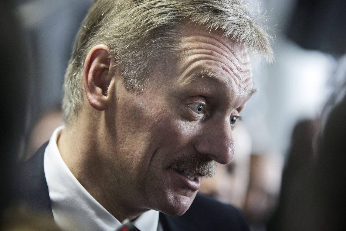 Kreml-talsmann Dmitrij Peskov, her avbildet i forbindelse med en sjakkpressekonferanse i 2016, sier at Russland ikke har planer om å ta i bruk atomvåpen. Foto: Pontus Höök / NTB Kreml-talsmann Dmitrij Peskov, her avbildet i forbindelse med en sjakkpressekonferanse i 2016, sier at Russland ikke har planer om å ta i bruk atomvåpen. Foto: Pontus Höök / NTB