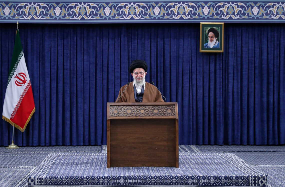 Ayatolla Ali Khamenei sier at landet ikke vil inngå avtaler som svekker deres styrke. Foto: Iran Ayatolla Ali Khamenei sier at landet ikke vil inngå avtaler som svekker deres styrke. Foto: Iran
