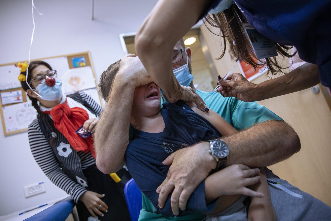 Heller ikke barna skulle spares. Her får syv år gamle Ariel Aviran fra Israel sin dose Pfizer-BioNTech covid 19-vaksine. Foto: Oded Balilty/AP/NTB Heller ikke barna skulle spares. Her får syv år gamle Ariel Aviran fra Israel sin dose Pfizer-BioNTech covid 19-vaksine. Foto: Oded Balilty/AP/NTB