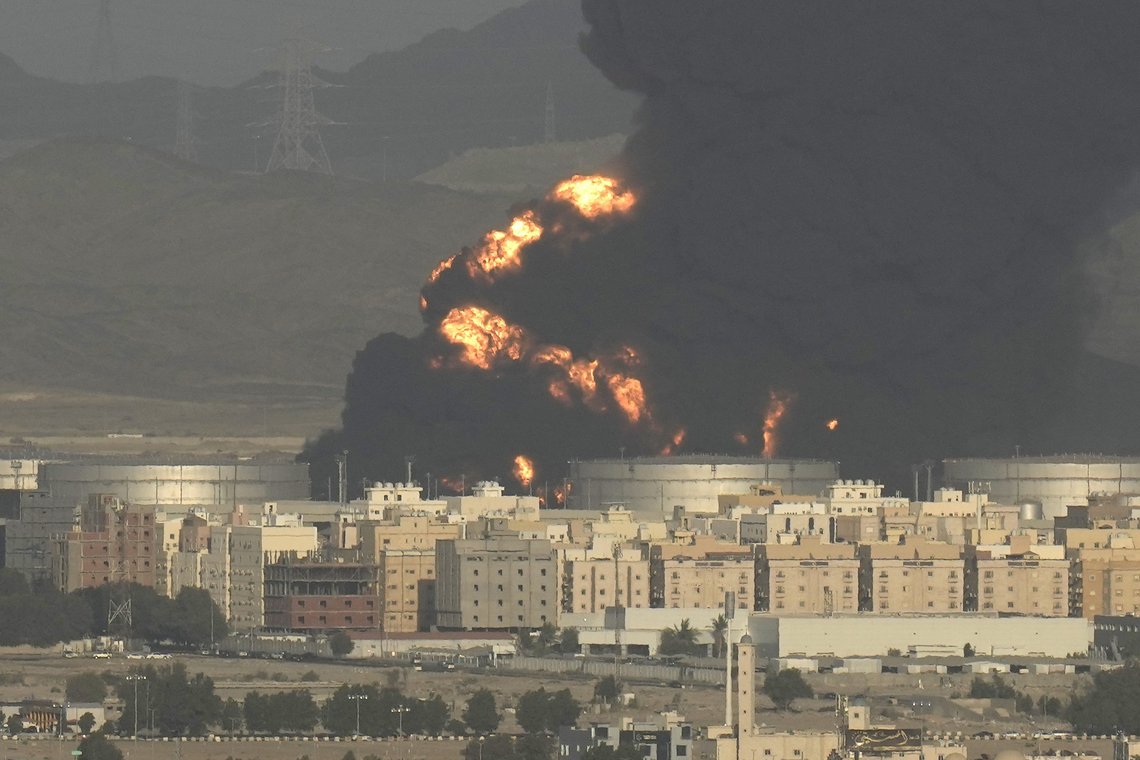 Det har oppstått en voldsom brann i et oljedepot i Jeddah i Saudi-Arabia. Foto: Hassan Ammar, AP / NTB. Det har oppstått en voldsom brann i et oljedepot i Jeddah i Saudi-Arabia. Foto: Hassan Ammar, AP / NTB.