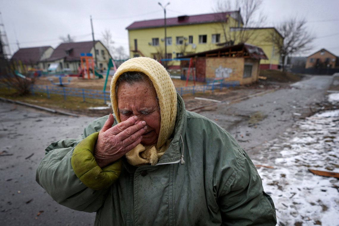 En kvinne gråter utenfor hus i Gorenka utenfor Kyiv, som er ødelagt i russiske luftangrep de siste dagene. Foto: AP / NTB En kvinne gråter utenfor hus i Gorenka utenfor Kyiv, som er ødelagt i russiske luftangrep de siste dagene. Foto: AP / NTB