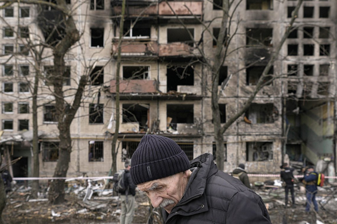 Ødelagt boligblokk i Kyiv. Foto: Vadim Ghirda /AP Ødelagt boligblokk i Kyiv. Foto: Vadim Ghirda /AP