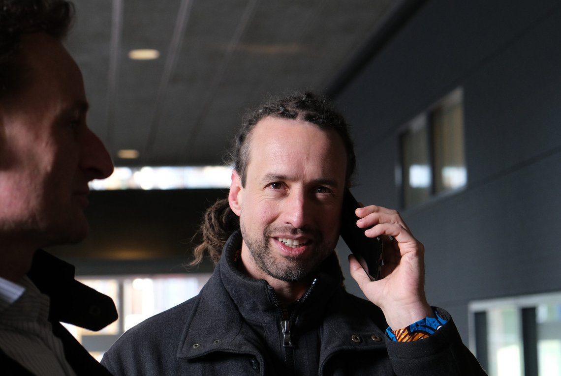 Willem Engel, leder av den nederlandske korona-skeptiske gruppen Viruswaarheid, er arrestert for antistatlige holdninger. Fotoo: Mike Corder /AP/NTB Willem Engel, leder av den nederlandske korona-skeptiske gruppen Viruswaarheid, er arrestert for antistatlige holdninger. Fotoo: Mike Corder /AP/NTB