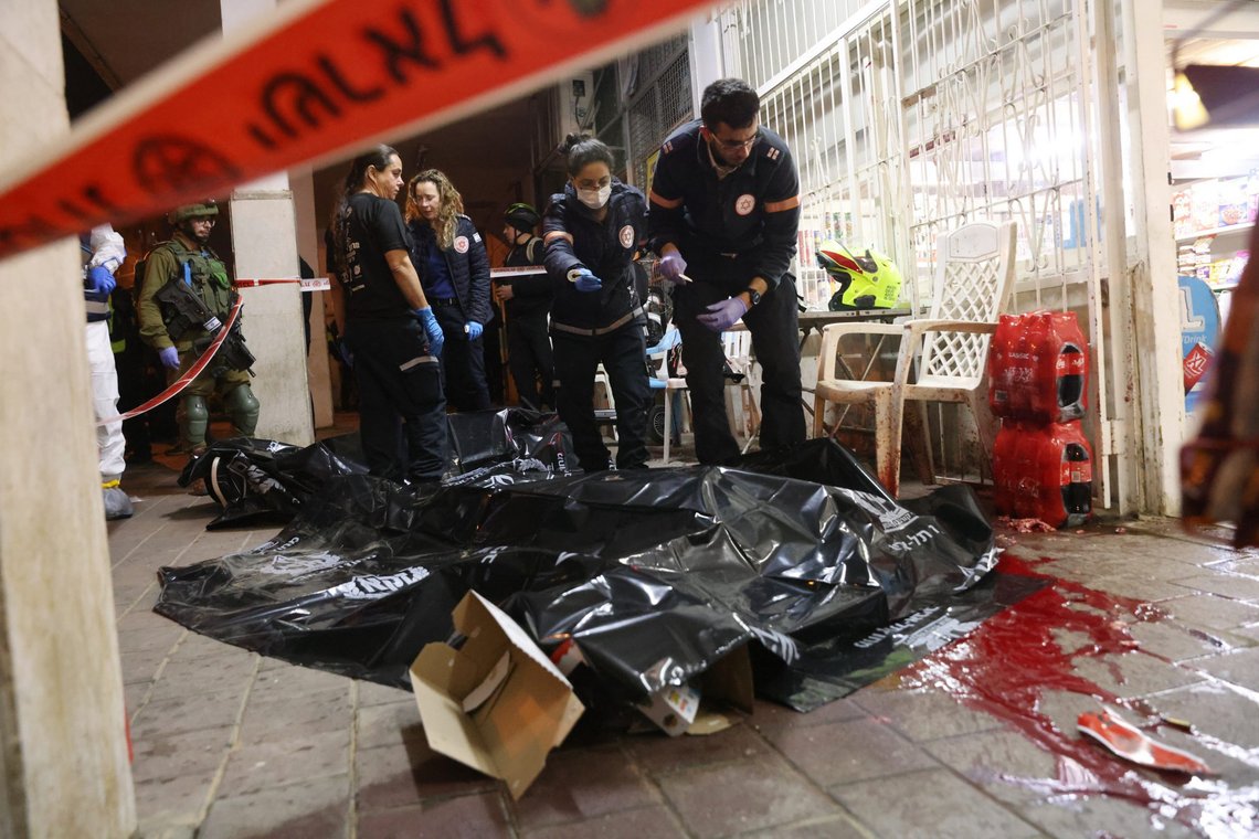 Israelsk ambulansepersonell henter et lik skutt av en bevæpnet mann i Bnei Brak, Israel, 29. mars 2022. Omstendighetene rundt den dødelige hendelsen i byen øst for Tel Aviv er uklar. Foto: Ofer Vaknin/AP/NTB Israelsk ambulansepersonell henter et lik skutt av en bevæpnet mann i Bnei Brak, Israel, 29. mars 2022. Omstendighetene rundt den dødelige hendelsen i byen øst for Tel Aviv er uklar. Foto: Ofer Vaknin/AP/NTB