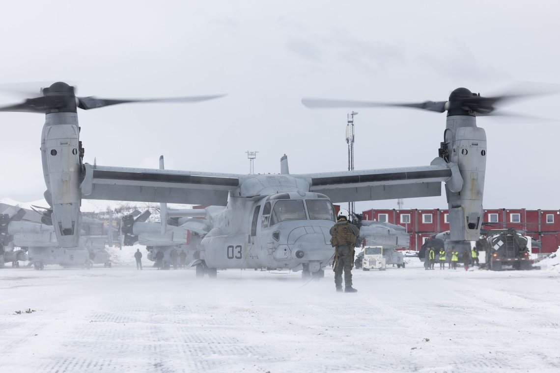 Harstad, Norway 20220219.
Et bilde frigjort av Forsvaret viser Det amerikanske luftfartøyet Osprey, tatt i Norge tidligere i år, 19.02.2022.
Som en del av forberedelsene til øvelse Cold Response ankom US Marine Corps til Harstad med skipet MV Cape Race. Ombord på skipet var flere amerikanske Bell-Boeing V-22 Osprey. Helikoptrene ble montert sammen, og i går tok helikopterne av, på vei til Bardufoss flystasjon. Ett av de viktigste treningsmomentene med den store vinterøvelsen er å øve mottak av allierte styrker, for deretter å trene sammen med norske og utenlandske styrker.
Foto: Tiril Haslestad / Forsvaret / NTB Harstad, Norway 20220219.
Et bilde frigjort av Forsvaret viser Det amerikanske luftfartøyet Osprey, tatt i Norge tidligere i år, 19.02.2022.
Som en del av forberedelsene til øvelse Cold Response ankom US Marine Corps til Harstad med skipet MV Cape Race. Ombord på skipet var flere amerikanske Bell-Boeing V-22 Osprey. Helikoptrene ble montert sammen, og i går tok helikopterne av, på vei til Bardufoss flystasjon. Ett av de viktigste treningsmomentene med den store vinterøvelsen er å øve mottak av allierte styrker, for deretter å trene sammen med norske og utenlandske styrker.
Foto: Tiril Haslestad / Forsvaret / NTB