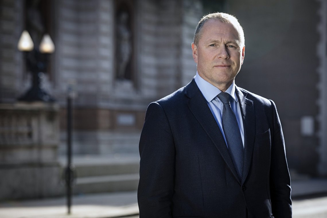 Oljefondet, som ledes av Nicolai Tangen, har solgt seg ut av et kinesisk sportsselskap på grunn av brudd på menneskerettighetene. Det kinesiske utenriksdepartementet kritiserer beslutningen. Foto: Nina E. Rangøy / NTB Oljefondet, som ledes av Nicolai Tangen, har solgt seg ut av et kinesisk sportsselskap på grunn av brudd på menneskerettighetene. Det kinesiske utenriksdepartementet kritiserer beslutningen. Foto: Nina E. Rangøy / NTB