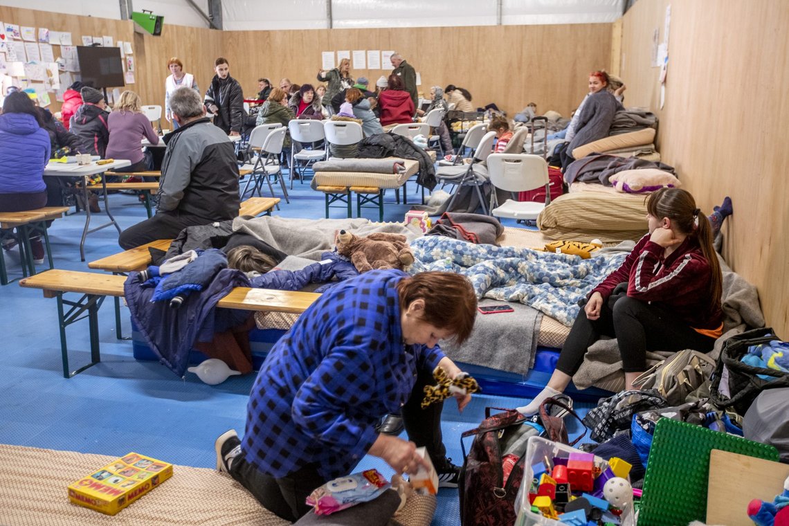 I denne gymsalen bor flere titalls ukrainere av gangen mens de venter på registrering. Foto: Javad Parsa / NTB I denne gymsalen bor flere titalls ukrainere av gangen mens de venter på registrering. Foto: Javad Parsa / NTB